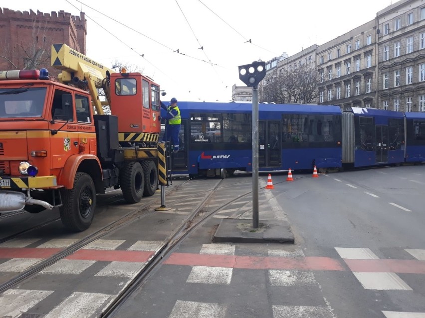 Wrocław. Wykolejenie tramwaju przy moście Uniwersyteckim. Uwaga na utrudnienia (ZDJĘCIA)