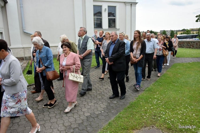 Odpust św. Antoniego Padewskiego w kościele w Sokółce. Po procesji wierni brali chlebki świętego 