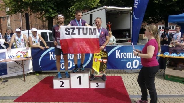 Krzysztof Garbowski i Paweł Oliwiński na podium zawodów w Bremerhaven
