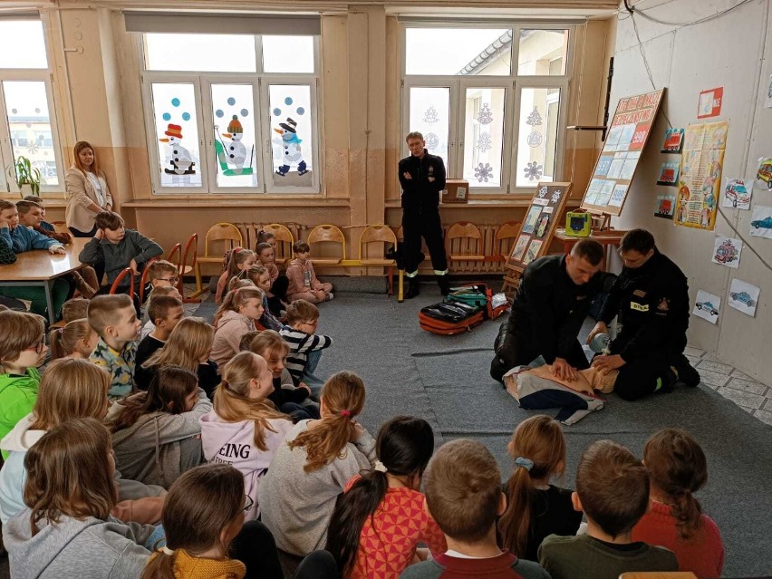 Międzynarodowy Dzień Numeru Alarmowego w Poddębicach. Wizyta strażaków PSP w podstawówce FOTO