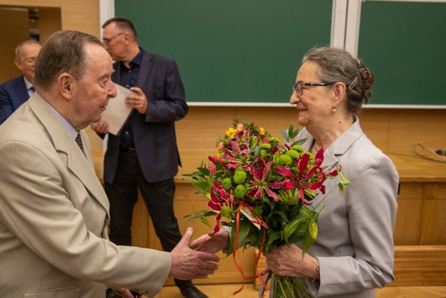 Prof. dr hab. Stanisław Dembiński jest fizykiem, pierwszym demokratycznie wybranym rektorem Uniwersytetu Mikołaja Kopernika. Pełnił tę funkcję w latach 1981-1982, po czym został odwołany ze ze względów politycznych.