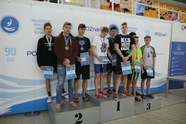 Kaliscy pływacy zdobyli 12 medali podczas zimowych mistrzostw okręgu
