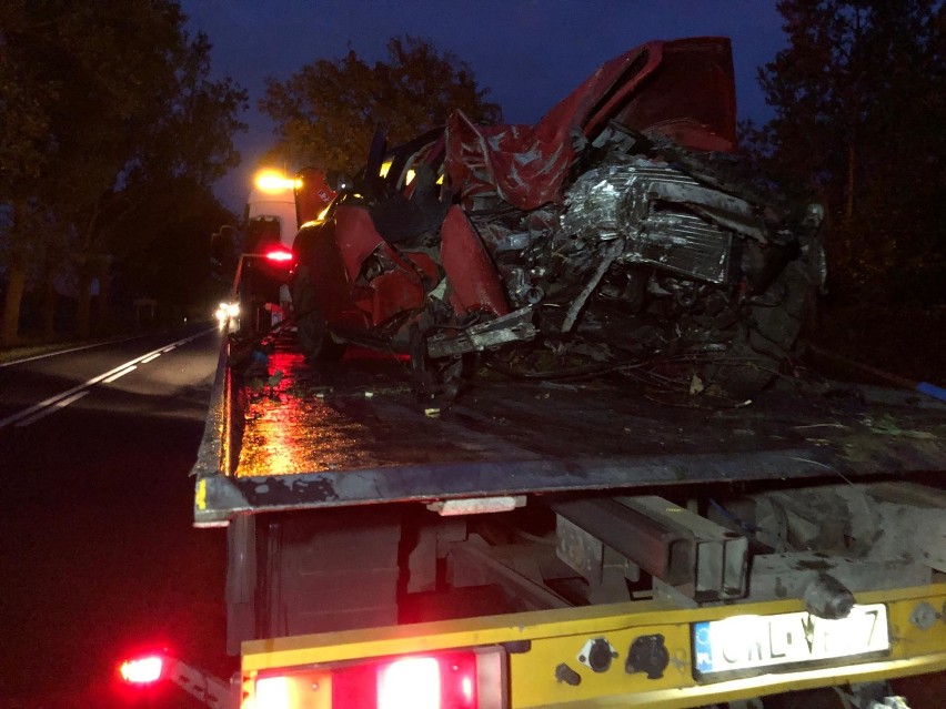 Wypadek na drodze Włocławek - Radziejów. Audi uderzyło w drzewo [zdjęcia]