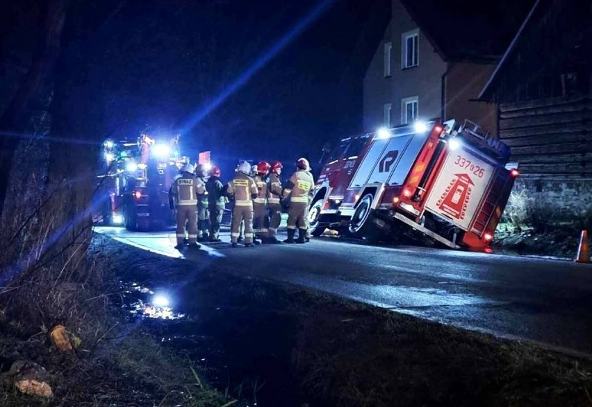 Wypadek samochodu strażackiego w Przegini Duchownej, który...