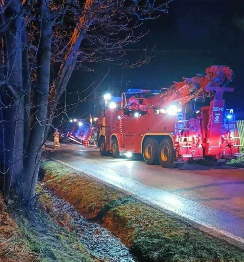Wypadek samochodu strażackiego w gminie Czernichów, wpadł do...