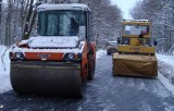 W Nowej Soli asfalt kładzie się na oblodzoną nawierzchnię...