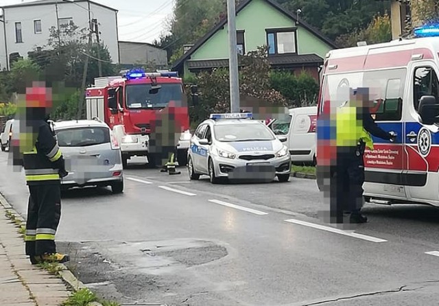 Auto wypadło z jezdni na ulicy Radlińskiej w Wodzisławiu Śl.