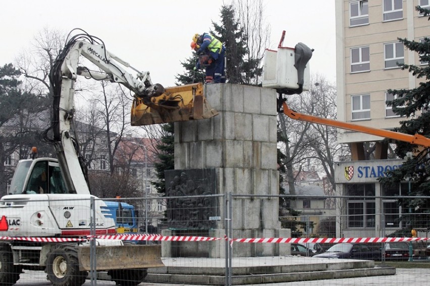 Demontaż cokołu pomnika Braterstwa Broni w Legnicy [ZDJĘCIA]