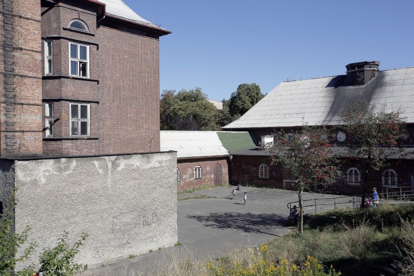 Budynek byłej szkoły na ul. Kombatantów w Wałbrzychu jest od...