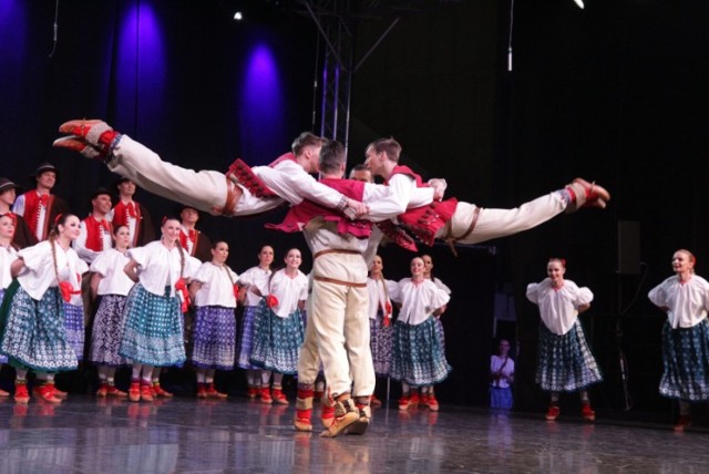 Zespół "Śląsk" zainaugurował tegoroczny Międzynarodowy Festiwal Kolęd i Pastorałek w Będzinie

Zobacz kolejne zdjęcia/plansze. Przesuwaj zdjęcia w prawo - naciśnij strzałkę lub przycisk NASTĘPNE