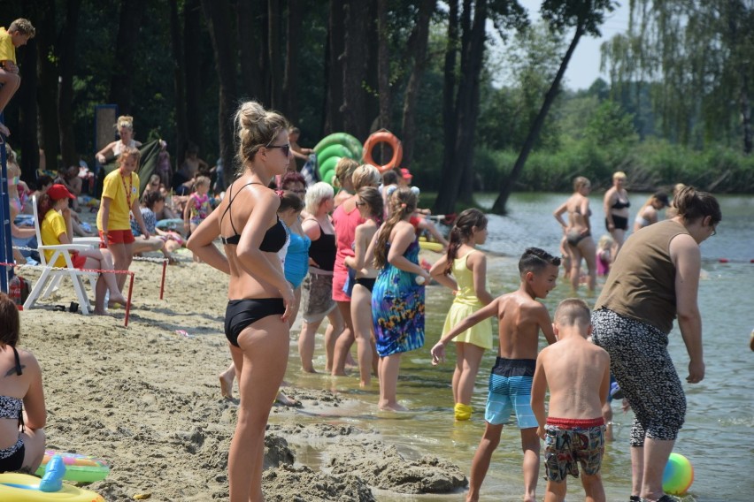 Tłumy na kąpielisku Śmieszek w Żorach - opalanie na plaży i wodne atrakcje [ZDJĘCIA]