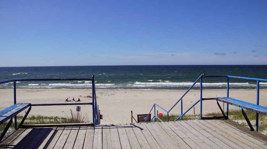 Piaszczysta plaża w Dąbkach. Pomysł na wakacje 2021 [ZDJĘCIA]