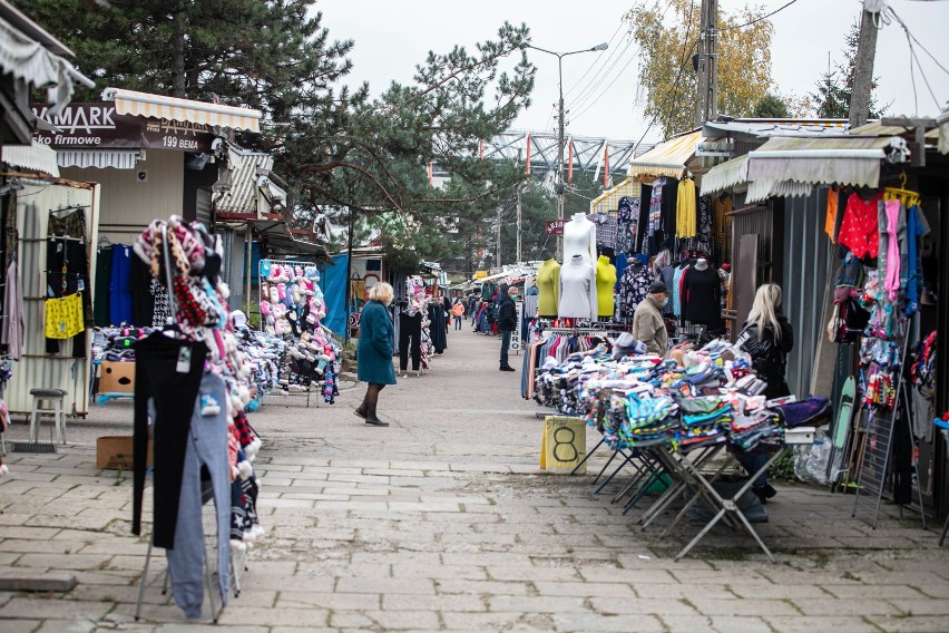 Bazar przy Kawaleryjskiej jest otwarty! Sklepy w galeriach są zamknięte, ale na targowisku możesz zrobić zakupy 16.11.2020 [zdjęcia]