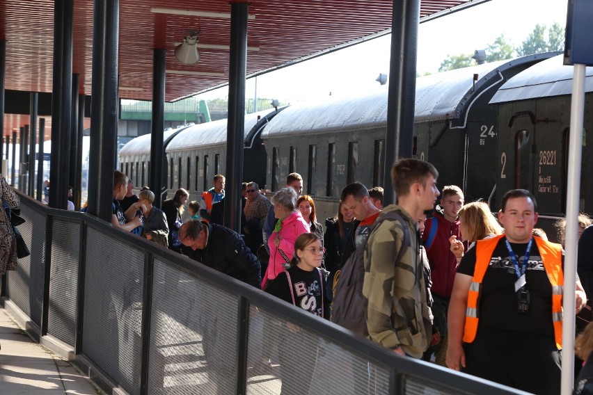 Pociągi retro przywiozły pasażerów na Festyn Jesienny.