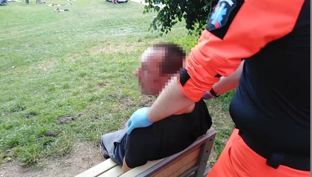 Zespół medyczny obezwładnił agresywnego mężczyznę na plaży Malibu nad jeziorem Strzeszyńskim. Mężczyzna pobił dwie osoby, dopuścił się kradzieży oraz znęcania się nad psem. Ratownicy szukają teraz świadków, którzy posiadają nagranie momentu ujęcia obywatelskiego i ich interwencji.