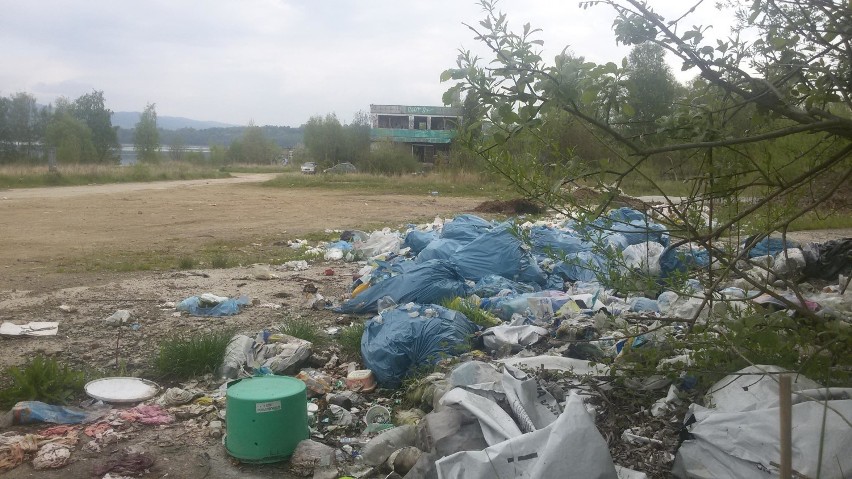 Dzikie wysypisko śmieci przy Jeziorze Żywieckim [ZDJĘCIA]
