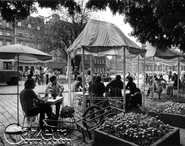 WROCŁAW 06.1980. OGRÓDEK-KAWIARNIA PRZY RESTAURACJI RATUSZOWA NA WROCŁAWSKIM RYNKU DZISIAJ SPIŻ.