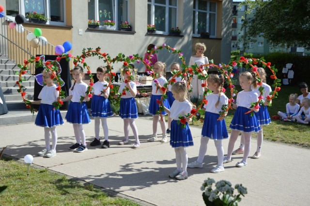 W słoneczne majowe przedpołudnie w ogrodzie Przedszkola nr 9 w Lęborku było mnóstwo dobrej zabawy z okazji drugiej edycji międzyprzedszkolnego festiwalu tańca.