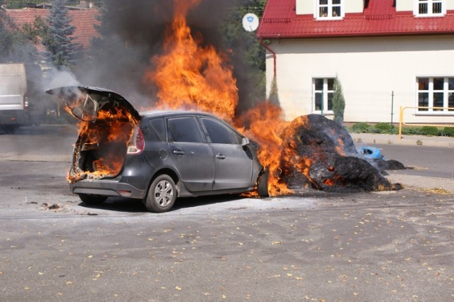 Od słomy zapalił się samochód osobowy
