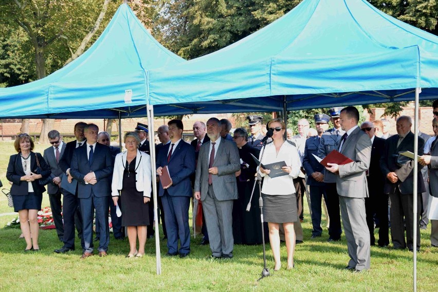 Trzy tablice pamiątkowe przypominają o ofiarach z masowej mogiły w Malborku