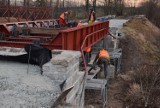 Tak odnawiana jest linia kolejowa Wrocław - Sobótka - Świdnica. Świetne tempo! (ZDJĘCIA)