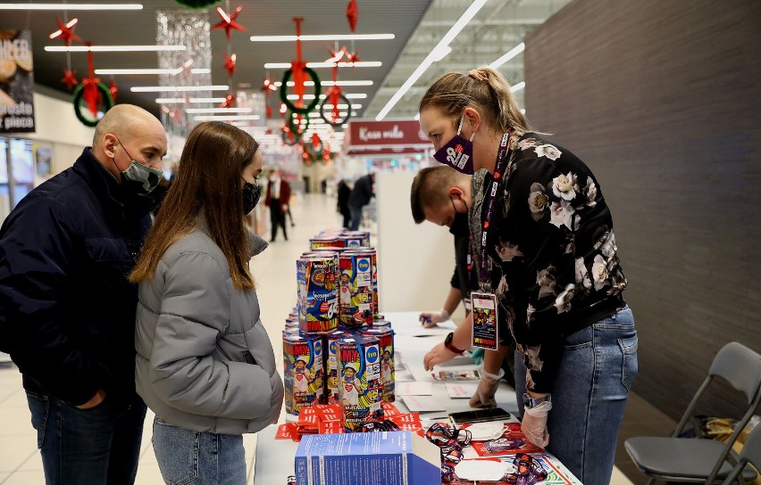 WOŚP Piotrków 2021: Wolontariusze z Piotrkowa odbierają...