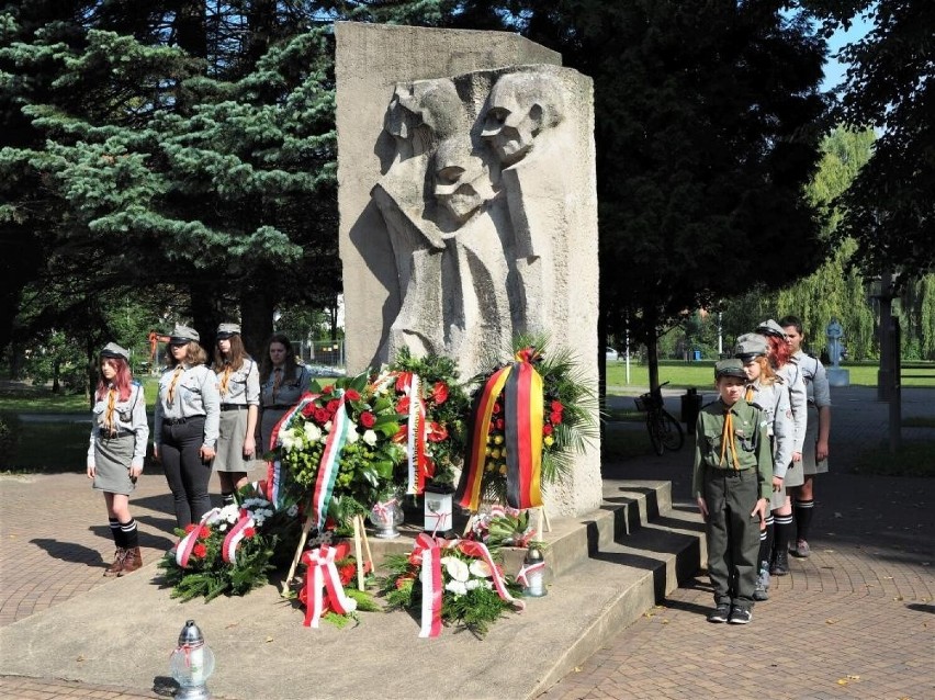 Przed pomnikiem w Brzeszczach uczczono pamięć ofiar podobozu...