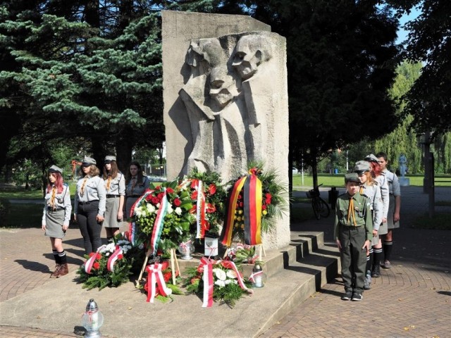 Przed pomnikiem w Brzeszczach uczczono pamięć ofiar podobozu Auschwitz-Jawischowitz w 80. rocznicę założenia go przez Niemców