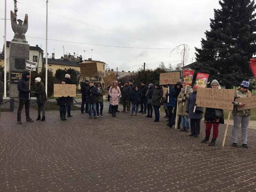 Rodzice uczniów SP w Bujnach Szlacheckich wyszli na ulice Zelowa, aby zaprotestować [ZDJĘCIA]