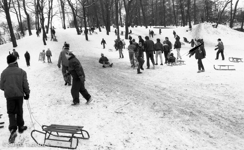 Z archiwum Tadeusza Surmy: Zima w Stargardzie w 1990 roku. Tak w czasie ferii dzieci szalały na sankach, na górce przy amfiteatrze