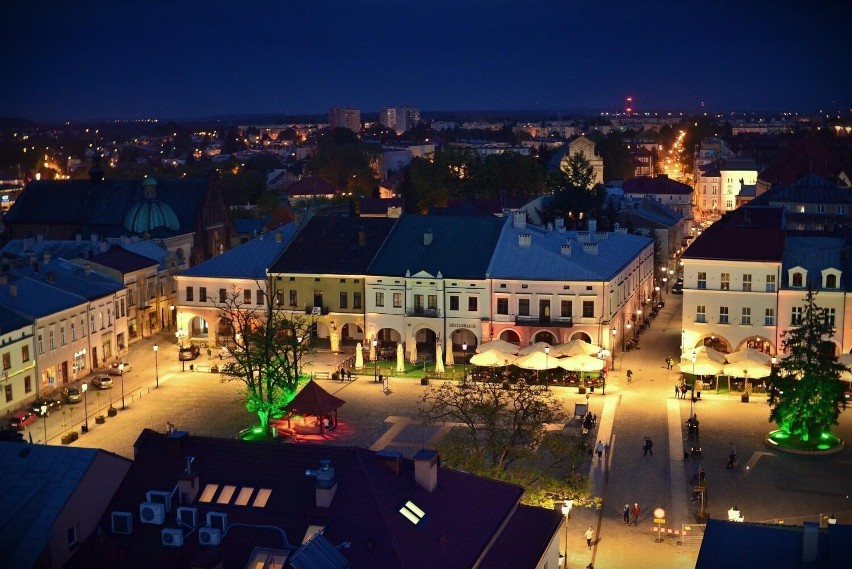 Rynek w Krośnie nocą.