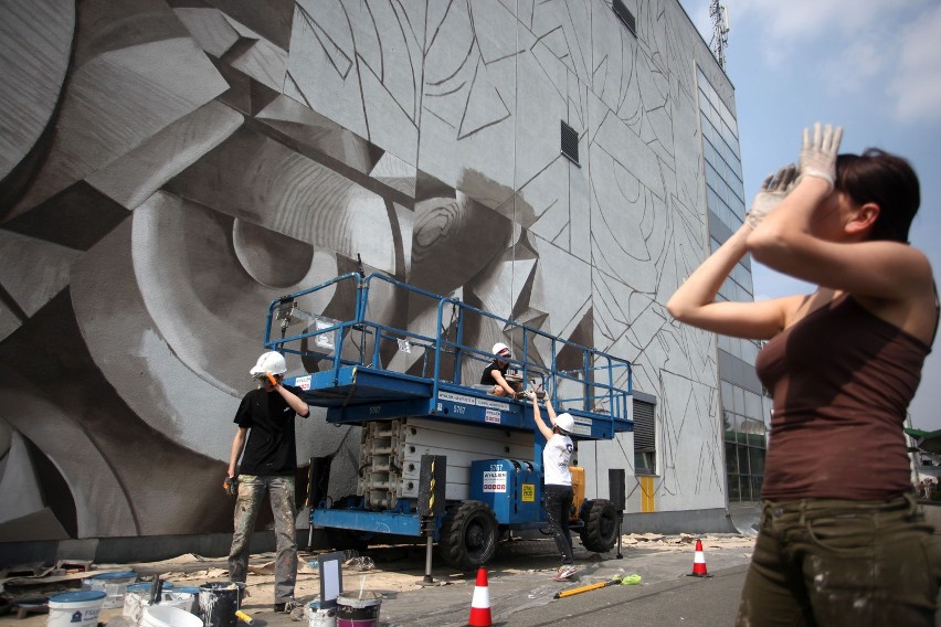 Na Galerii Krakowskiej powstaje gigantyczny mural [ZDJĘCIA]