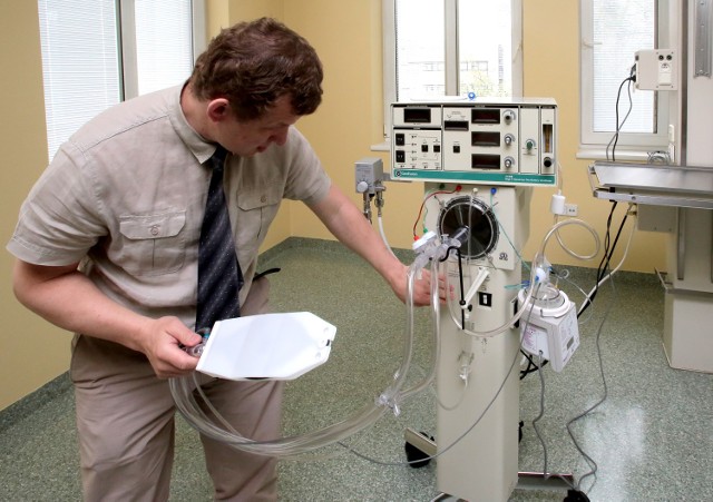 Respirator kosztował ponad 140 tys. zł i został przekazany szpitalowi w ramach programu Rotary International zrealizowanego przez Rotary Club Szczecin przy udziale m.in. Dystryktu 1940 Niemcy. Zbiórka trwała ponad dwa lata.