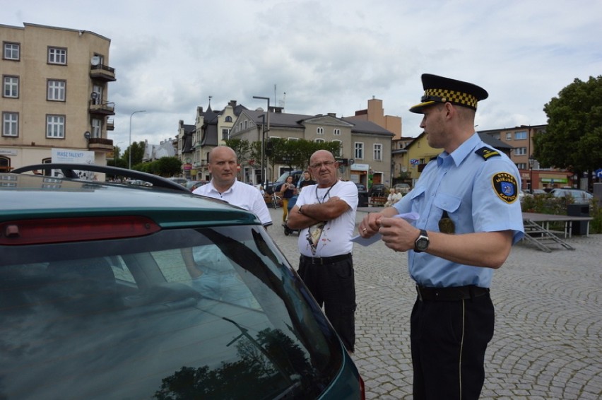 Groźne upały - Straż Miejska w Kartuzach ostrzega, jak działa auto - pułapka ciepła ZDJĘCIA, WIDEO