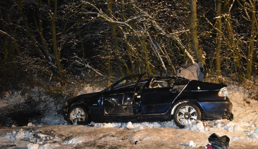 Dwie ofiary wypadku w powiecie kępińskim. BMW rozbiło się na...