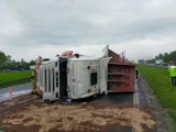 Mysłowice: Wypadek na autostradzie A4. Ciężarówka przewróciła się na węźle z S1. Są utrudnienia, gigantyczny korek na Kraków