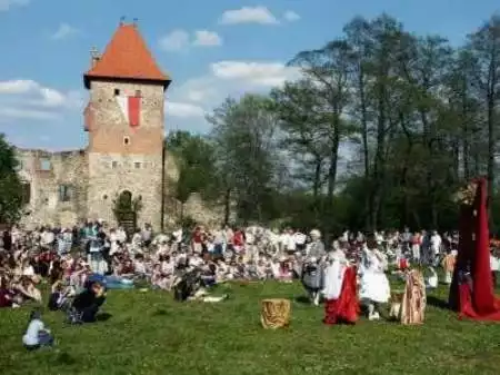 Renesansowy zamek z XVI wieku przygiąga tłumy widzów podczas widowisk historycznych.