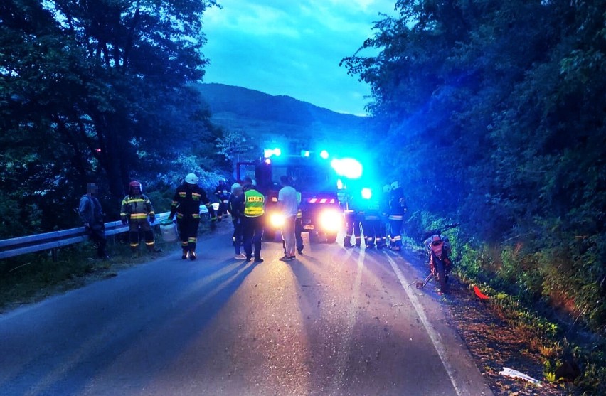 Wypadek motocyklisty nad Jeziorem Rożnowskim. Ranny 17-latek zabrany do szpitala