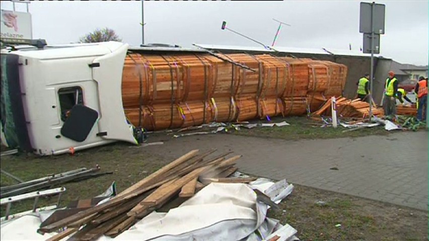 Wypadek w Słupnie. Przewrócony tir na drodze krajowej nr 8