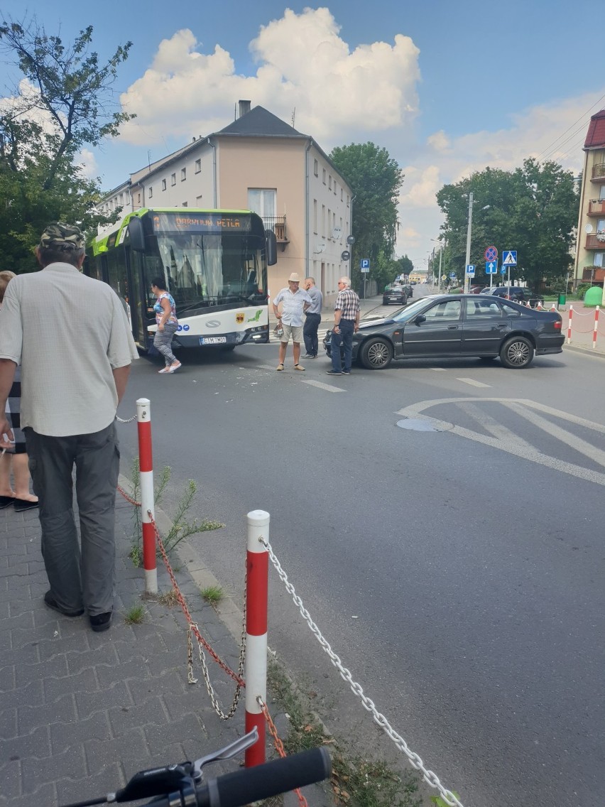 Wypadek na skrzyżowaniu ul. Słowackiego i Jana Pawła II w Tomaszowie. Samochód osobowy uderzył  w autobus MZK [ZDJĘCIA, FILM]