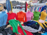 Zimowa moda z Jarmarku Pogórzańskiego. To ostatni targ przed świętami. Królują zimowe kurtki, płaszcze, ale też szykowne sukienki i garsonki