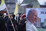 Rocznica śmierci papieża w Sosnowcu - zobacz zdjęcia. Wierni spotkali się na Placu Papieskim we wspólnej modlitwie