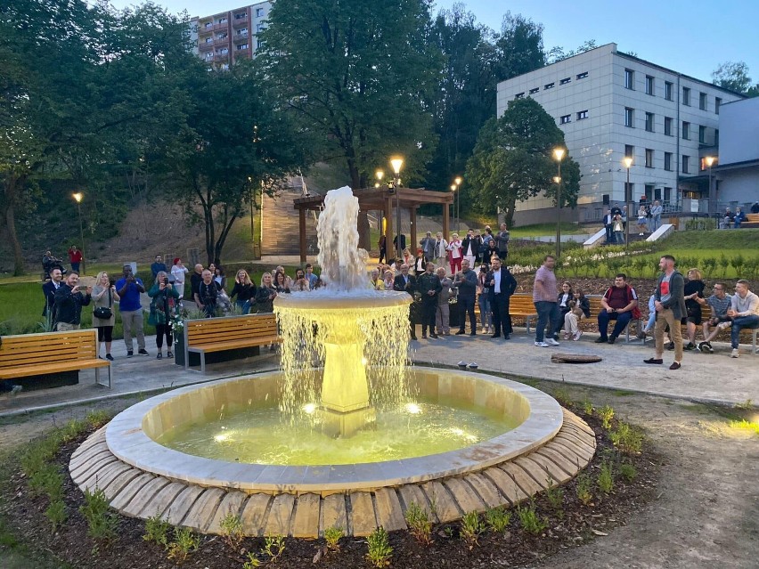 Fontanna przed Parkiem Kultury w Starachowicach już zachwyca. Niezwykły efekt nocnych iluminacji. Zobacz zdjęcia