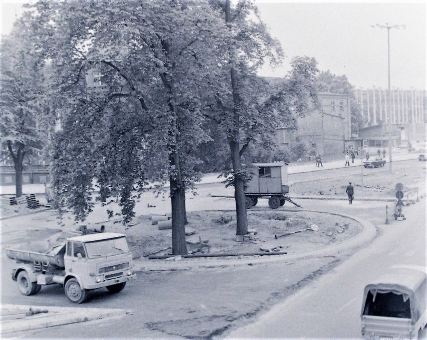 Budowa ronda Staromiejskiego w 1975 r. w którego tle wyrosły...