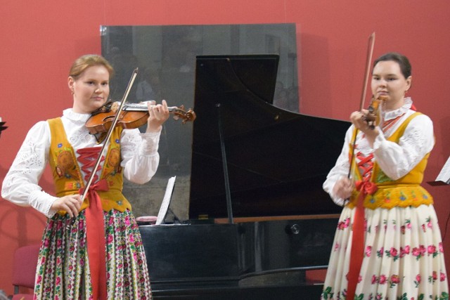 Podczas niedzielnego koncertu w muzeum wystąpiły m.in: Katarzyna Lassak – skrzypce oraz Anna Lassak – sopran.
