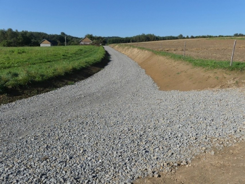 Rolnicy i mieszkańcy gminy Skołyszyn mają lepszy dojazd do swoich pól. Zakończono drobne drogowe remonty [FOTO]