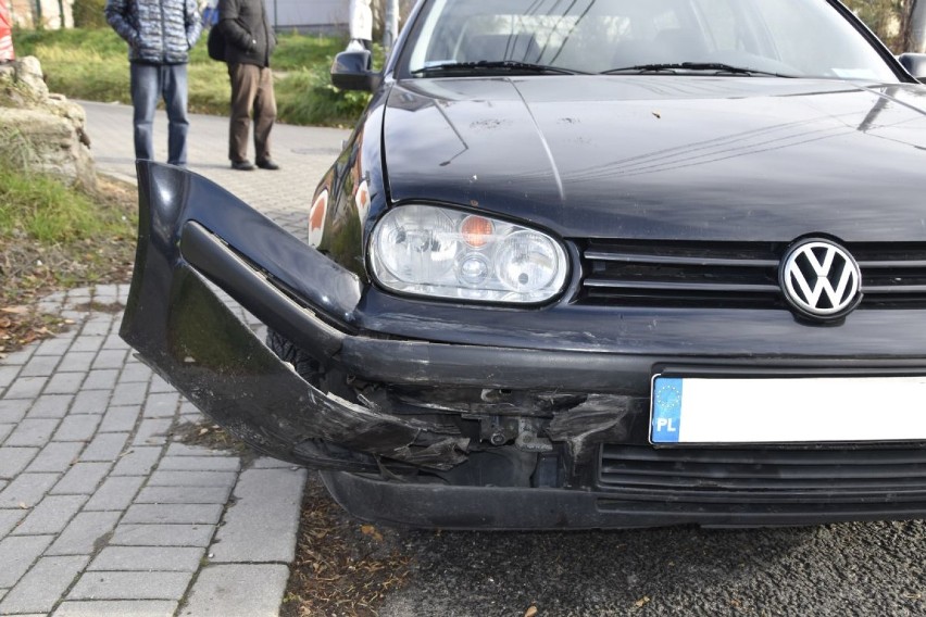 Tarnów. Wypadek na ulicy Mościckiego. 70-latka za kierownicą nie zauważyła innego samochodu i doprowadziła do zderzenia[ZDJĘCIA]