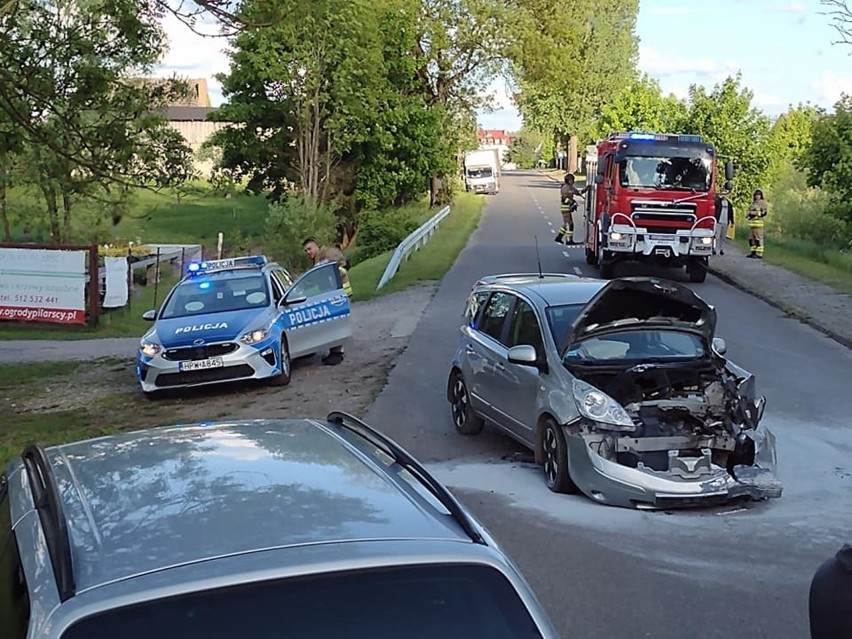Czołówka w Dobrzanach. Toyota zderzyła się z nissanem. Dwie osoby ranne                       