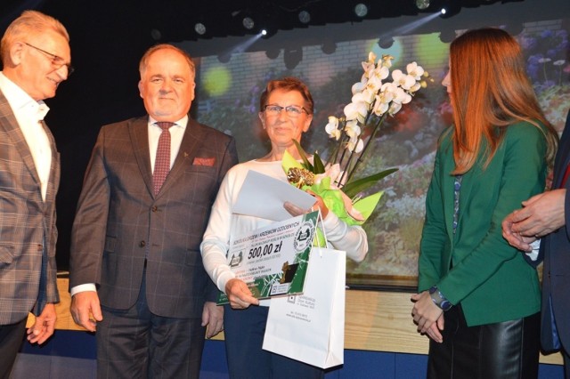 Nagrodę Złotą Pelargonię za najpiękniejszy ogródek przyblokowy otrzymała Halina Hyla
