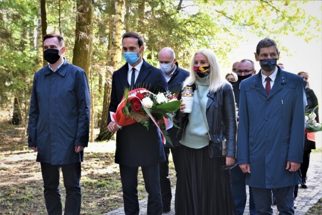 Na 12.00 w lasku w Rusinowie zaplanowano Apel Poległych i złożenie kwiatów